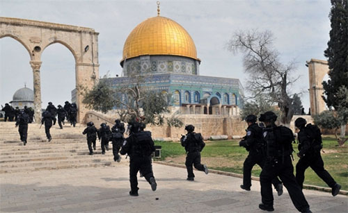 soldados israelíes irrumpen en la explanada de Al Aqsa